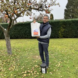 Mehdi vor seinem Apfelbaum mit neuem Futter und Nistkasten