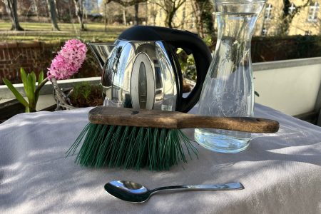 Materialien zur Reinigung: Handbesen, Löffel, ggf. Wasser